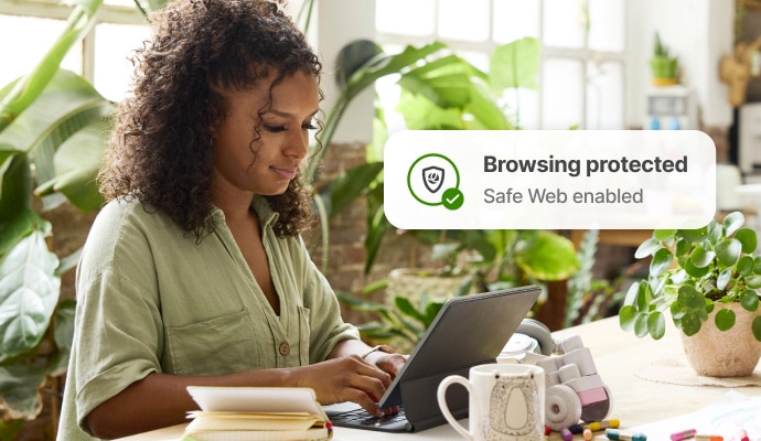 Protecție la navigarea pe internet - o femeie care își verifică e-mailul pe laptop