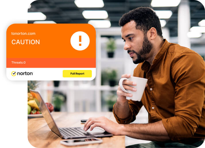 bărbat care bea o ceașcă de cafea folosind laptop lansând Norotn Safe Search.